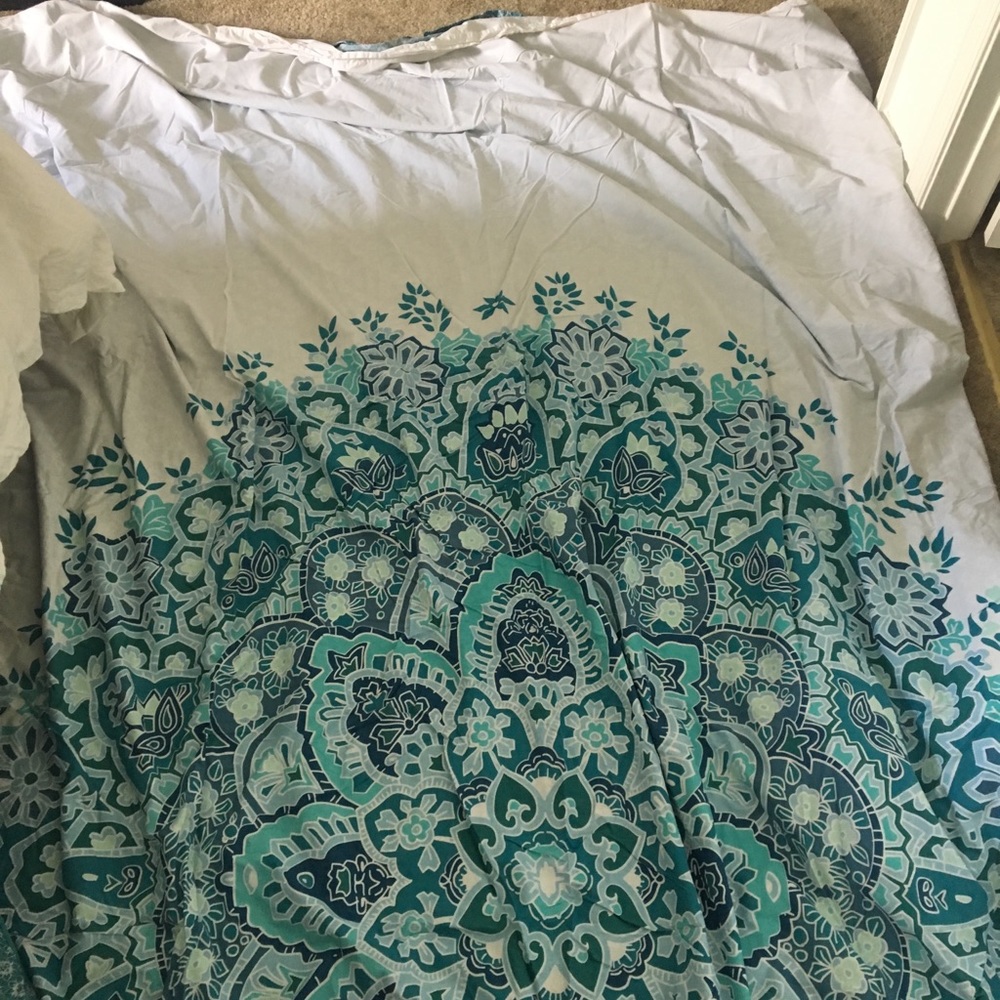 Like NEW full sized duvet cover - reversible!